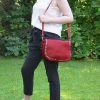 Umhängetasche mit Nieten rot oder braun aus Leder handgefertigte Schultertasche
