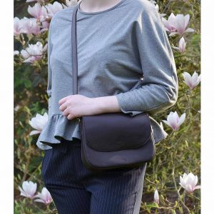 Handmade Umhängetasche dunkelbraun klein aus Leder