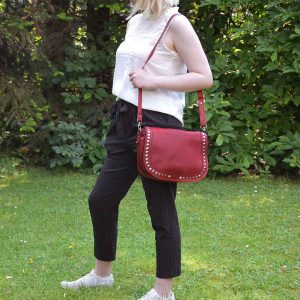 Umhängetasche aus Leder mit Nieten rote Ledertasche mittelgroß