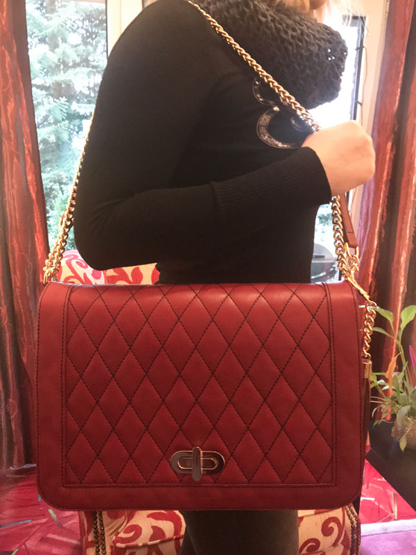Tasche nach Wunsch mit Steppung und Quaste in rot. Große Ledertasche mit Kette.