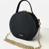 Circle Bag schwarz, runde Ledertasche Schultertasche mit Kette, Henkel und Reißverschluss.