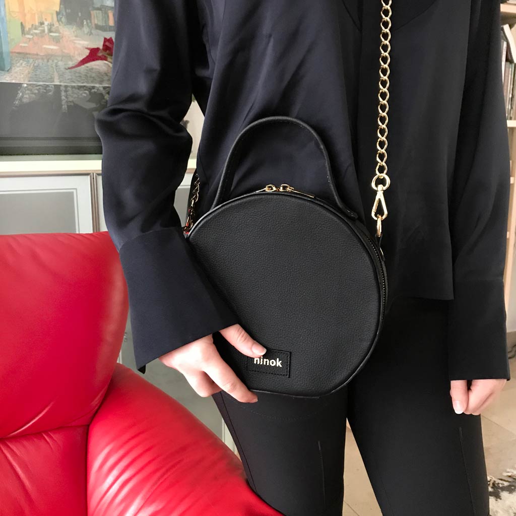 Circle Bag Handtasche aus Leder in schwarz. Tasche mit Kette.