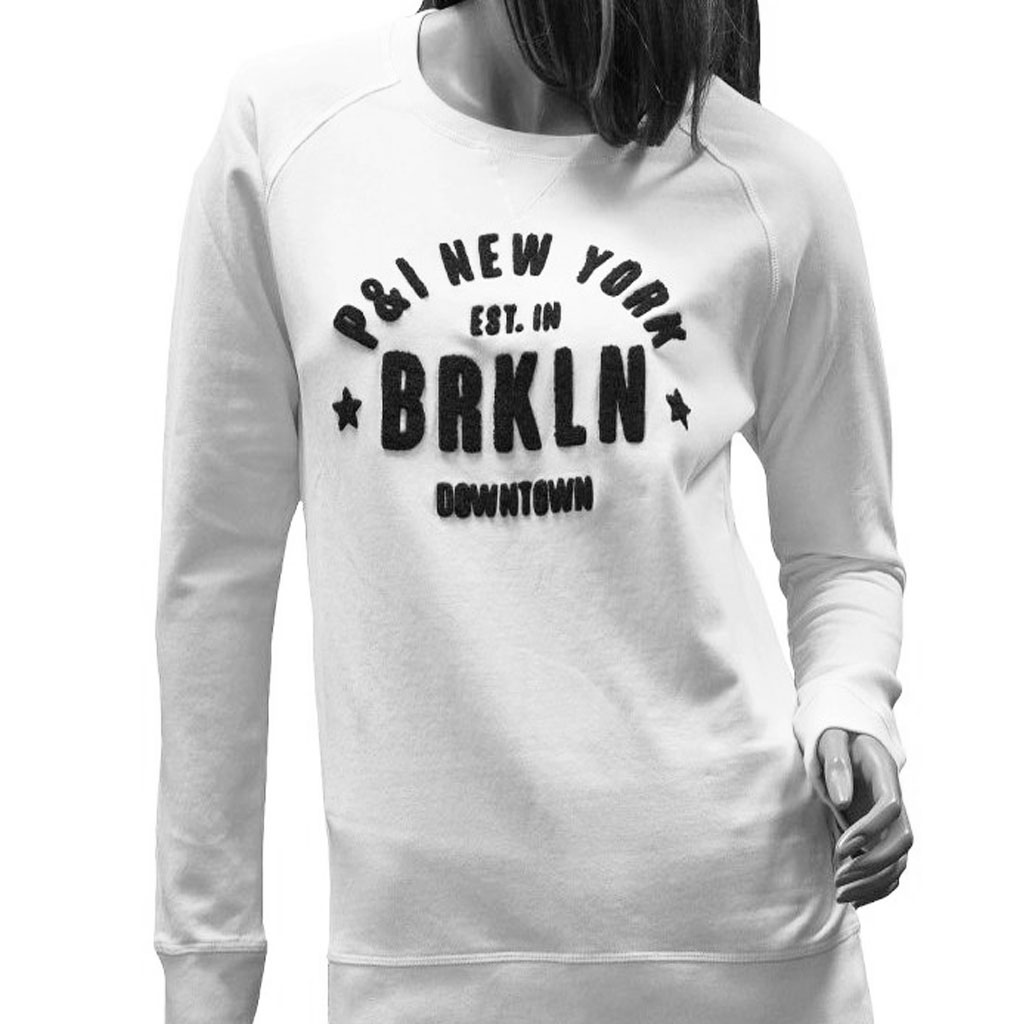 Penn & Ink Sweater. Weiß mit gesticktem Logo in schwarz. Damen Langarm Pullover.