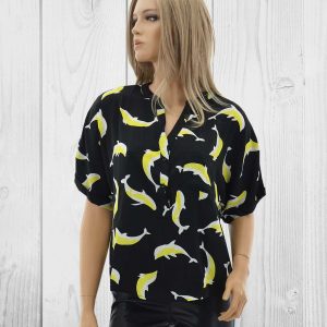 Schwarze Bluse mit gelb weißem Delfinen Druck. Kurzarm Shirt mit Knopfleiste und Brusttasche. Lässiger Schnitt.