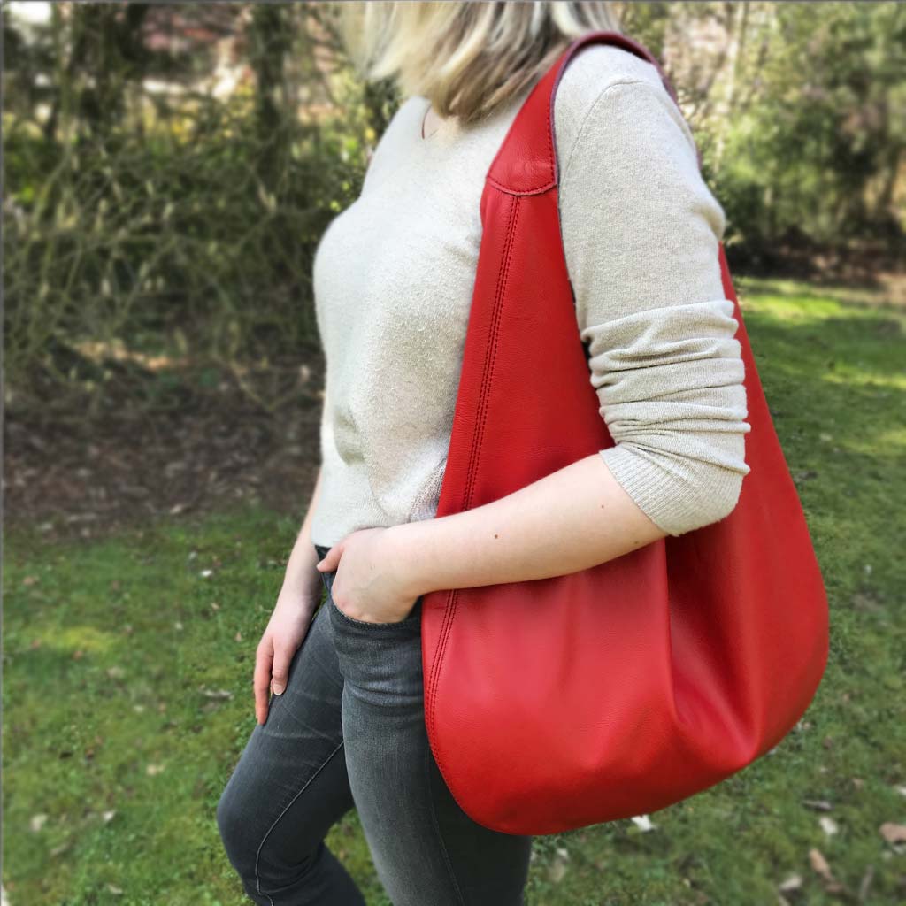 Rote Hobo Bag aus Leder, große Ledertasche mit Henkel und Innenfach. Halbmondförmige, weiche, rote Ledertasche handgefertigt.
