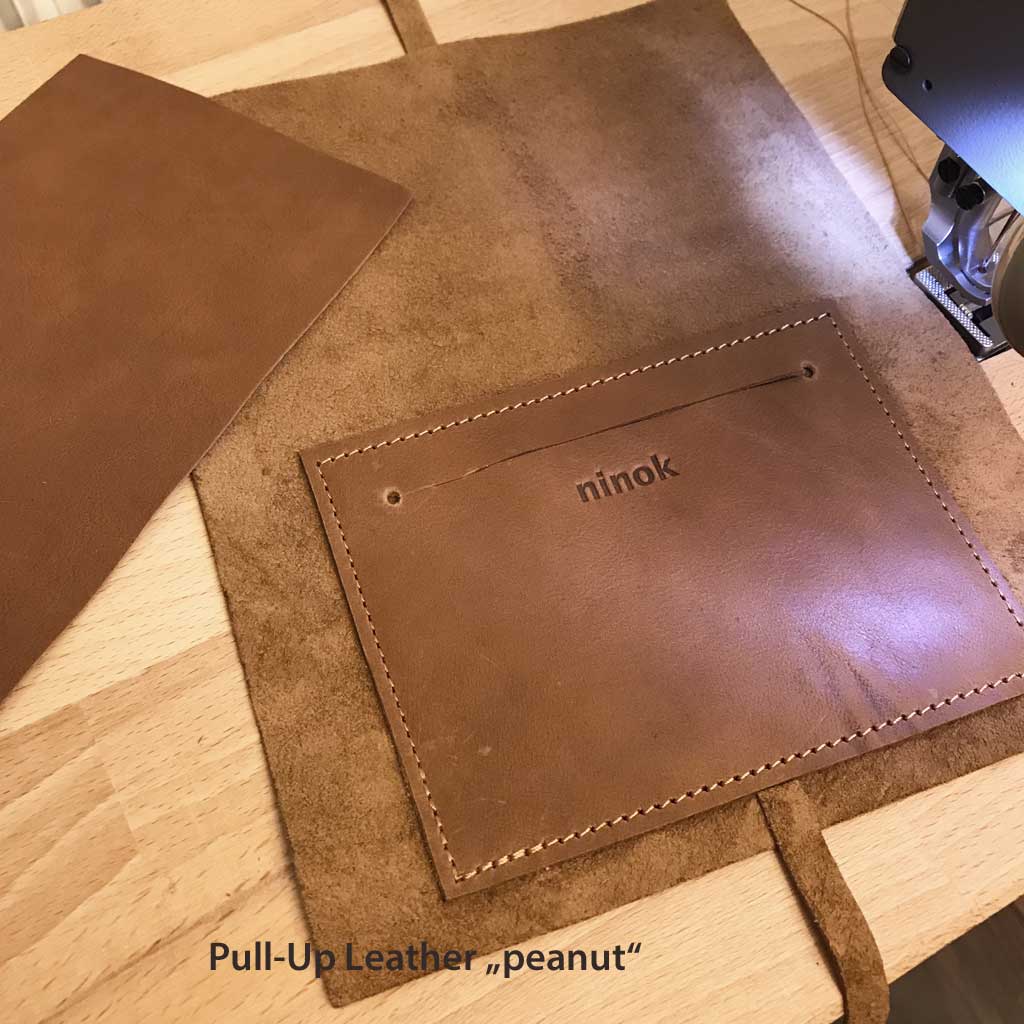 Crossbody Tasche kleine Leder Umhängetasche und Bauchtasche mit Lederriemen zum Knoten. Pull-Up Leder in erdnuss braun. Ledertasche mit Deckel und Innenfach. Handmade in Deutschland.