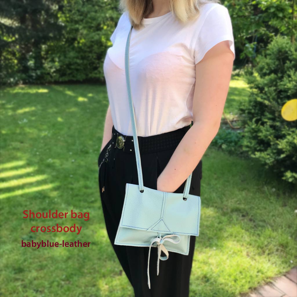 Crossbody Tasche kleine Leder Umhängetasche und Bauchtasche mit Lederriemen zum Knoten. Tasche aus Leder in babyblau minze. Ledertasche mit Deckel und Innenfach.
