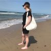 Hobo Bag Ledertasche weiss oder hellblau, große Henkeltasche. Schultertasche für Damen. Handgefertigte minimalistische Ledertasche als Shopper, Strandtasche, Reisetasche.