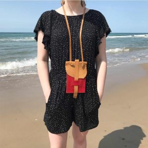 Kleine Ledertasche cognac/rot für dein Smartphone, Karten und Geld.