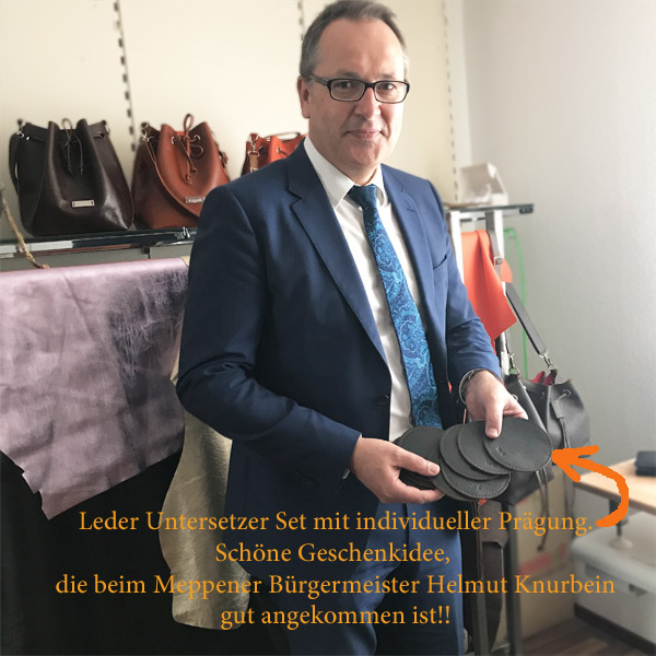 Geschenke mit Namen oder Initialen, Zahlen oder Zeichen. Prägung ins Leder. Coaster Set.