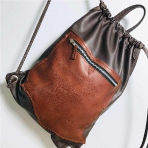 Leder Rucksack braun für Herren und Damen mit Lederriemen genäht. Lederbeutel mit Zug und Außenfach. Minimalistischer Rucksack aus Leder.