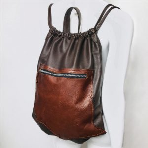 Leder Rucksack braun für Herren und Damen. Gym Bag mit Lederriemen genäht. Leder Beutel mit Zug. Minimalistischer Rucksack aus Leder.