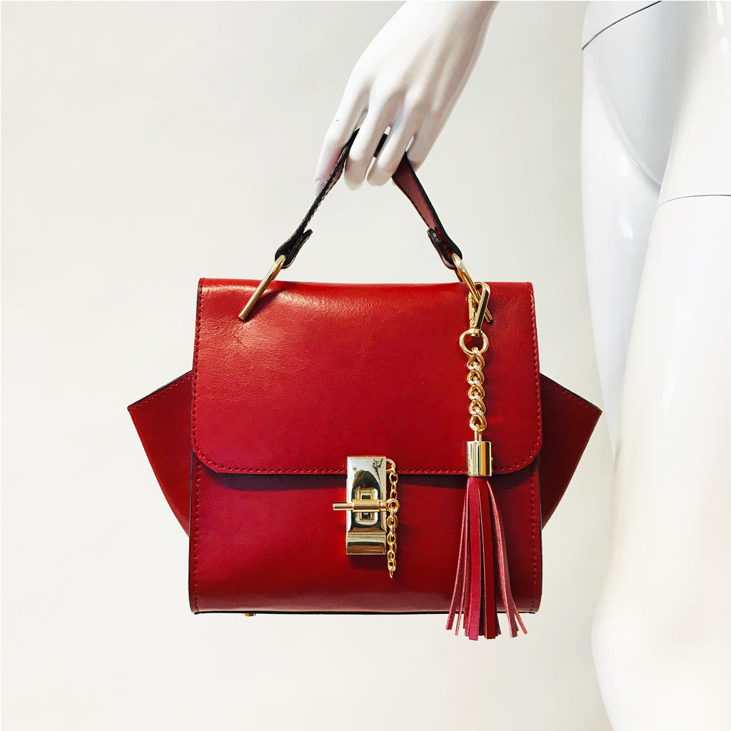 Kleine Ledertasche rot mit Henkel, Drehverschluss mit Kette in Goldoptic, Lederquaste abhembar. perfekte Tasche zum Ausgehen. Henkeltasche mit Deckelklappe und Innenfach. Trapezform Tasche. Ledertasche mit Füße. Nachhaltig produziert. DIY. Handmade Tasche.