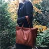 Shopper Schultertasche aus Leder braun kastanie, braunrot. Mittelgroße Henkeltasche für Damen mit Reißverschluss Fach innen. Ledertasche zum Shoppen, Freizeit und Businesstasche. Handgefertigt und individuell.