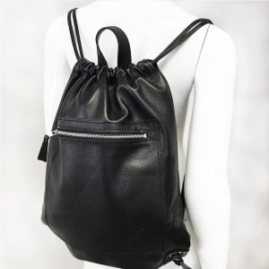 Leder Rucksack schwarz minimalistisch stylisch. Unisex Rucksack. Tasche für jeden Tag.