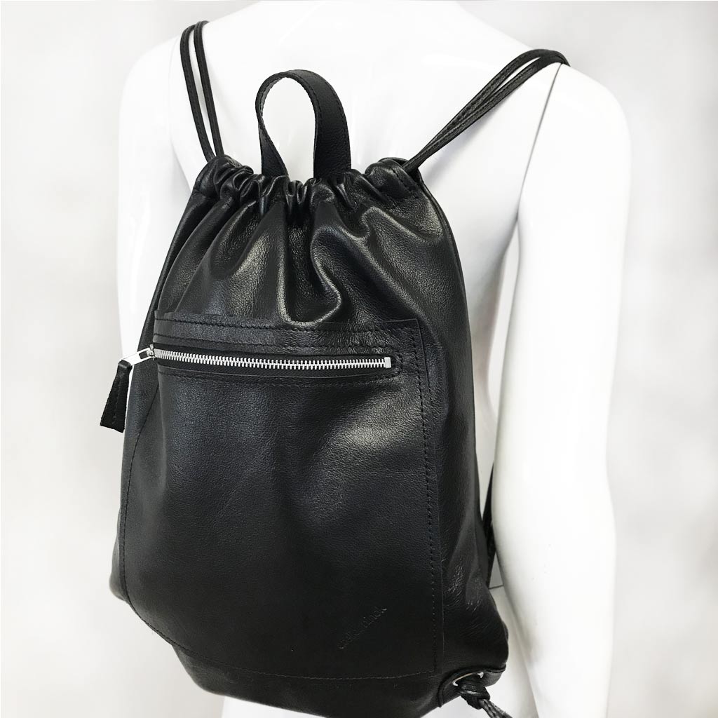 Leder Rucksack schwarz minimalistisch stylisch. Unisex Rucksack. Tasche für jeden Tag.