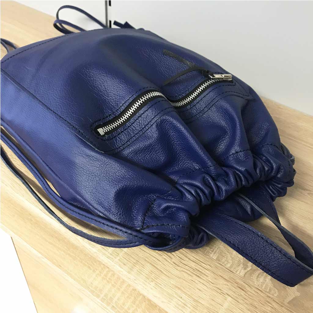 Blauer Leder Rucksack. Minimalistisch, für jeden Tag. Gymbag mit Zug und Henkel. Gymsack für Damen und Herren. Handgefertigt.