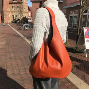 Hobo Bag terracotta grosse Ledertasche für Damen. Schultertasche mit Henkel. Beuteltasche. Handgefertigte Hobo bag aus Leder mit Prägung.