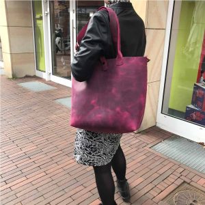 Ledertasche gross minimalistisch bordeaux lila magenta. Damentasche Ledershopper in vintage Optik. Henkel, Schulter- und Umhängetasche. Tasche mit Druckknopf handgefertigt.