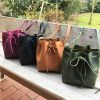 Cognac braune Bucket bag Ledertasche schwarz, gruen, lila magenta. Mittelgrosse Bucket Bag Umhängetasche Damentasche, handgefertige Schultertaschen mit Zug.