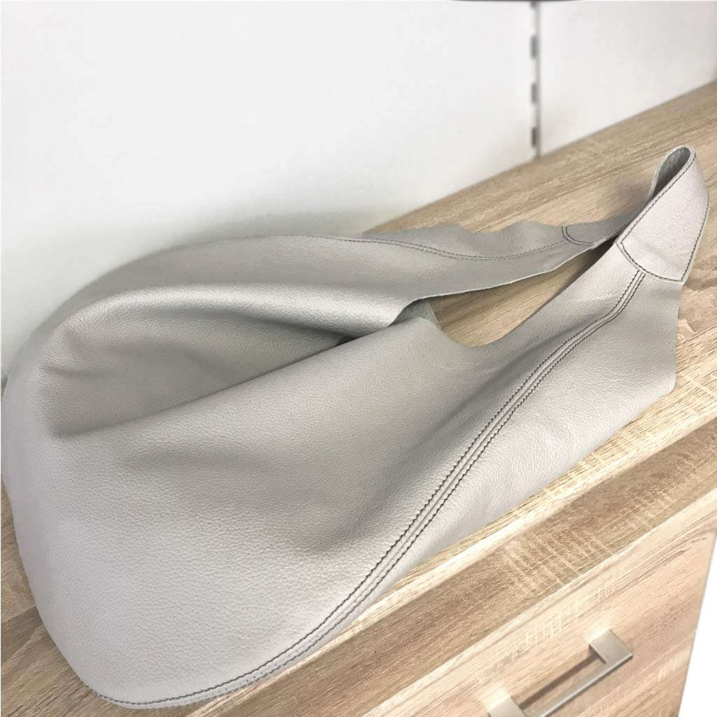 Graue grosse Hobo Bag mit Henkel. Schultertasche für Sommer Outfits. Hellgraue Ledertasche.