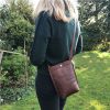 Kleine Umhängetasche aus Leder braun vintage. Handgefertigte Ledertasche crossbody bag für Damen und Herren.