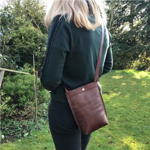 Kleine Umhängetasche aus Leder braun vintage. Handgefertigte Ledertasche crossbody bag für Damen und Herren.