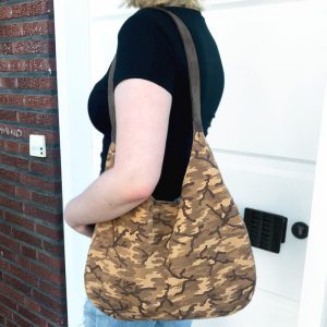 Camouflage Ledertasche Hobo Bag braun beige sand. Wildleder Tasche mit Henkel. Handgefertigte Schultertasche für Damen.