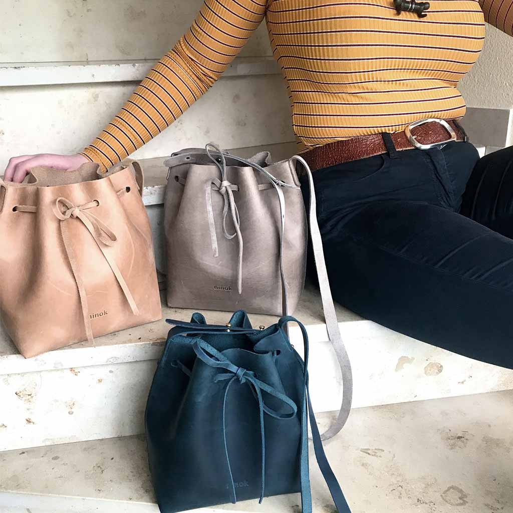 Blaue Umhängetasche, graue und beige vintage Leder Bucket Bag für Damen. Ledertasche dunkelblau mittelgroß Crossbody bag.