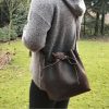 Umhaengetasche Leder Bucket Bag braun. Dunkelbraune Ledertasche Damen crossbody bag handgefertigt, mittelgroß, robust, Geschenkidee für Damen.