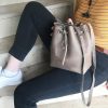 Umhängetasche grau Leder Bucket Bag handgenäht vintage Damen Ledertasche Crossbody schlammgrau mittelgroß