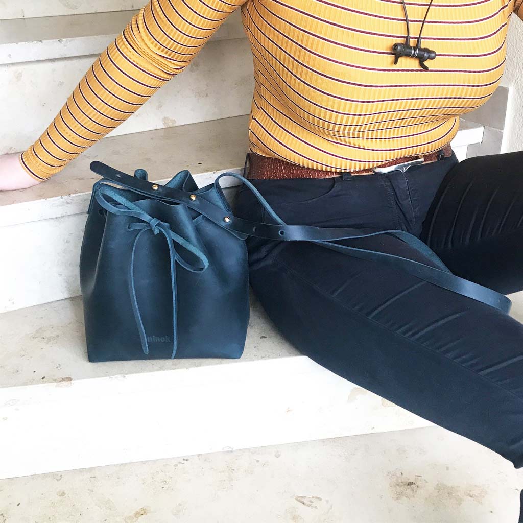 Beuteltasche blau Umhängetasche aus Leder Bucket Bag Crissbody und Schultertasche dunkelblau vintage. Mittelgroße Ledertasche handgefertigt.
