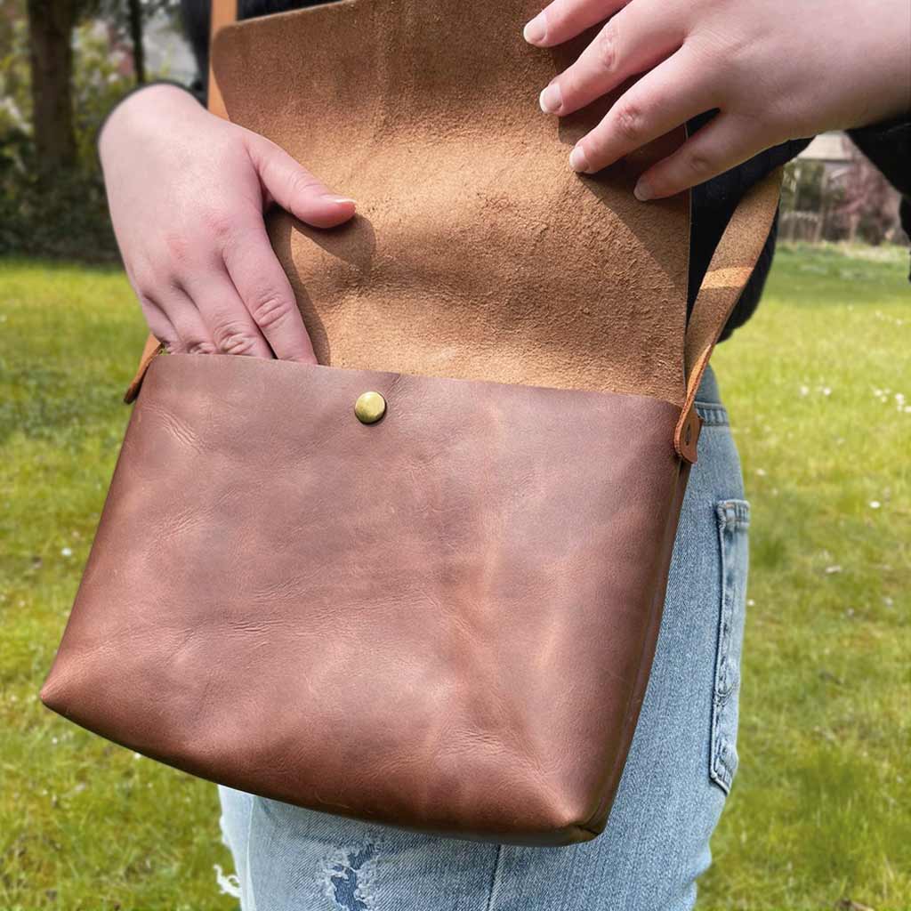 Umhängetasche aus Leder Crossbody bag braun vintage glatt ohne Struktur. Handgefertigte kleine Damen Schultertasche mit Deckel.