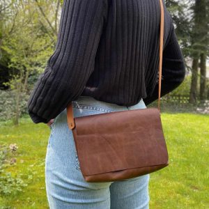 Umhängetasche aus Leder Crossbody bag braun vintage glatt ohne Struktur. Handgefertigte kleine Damen Schultertasche mit Deckel.
