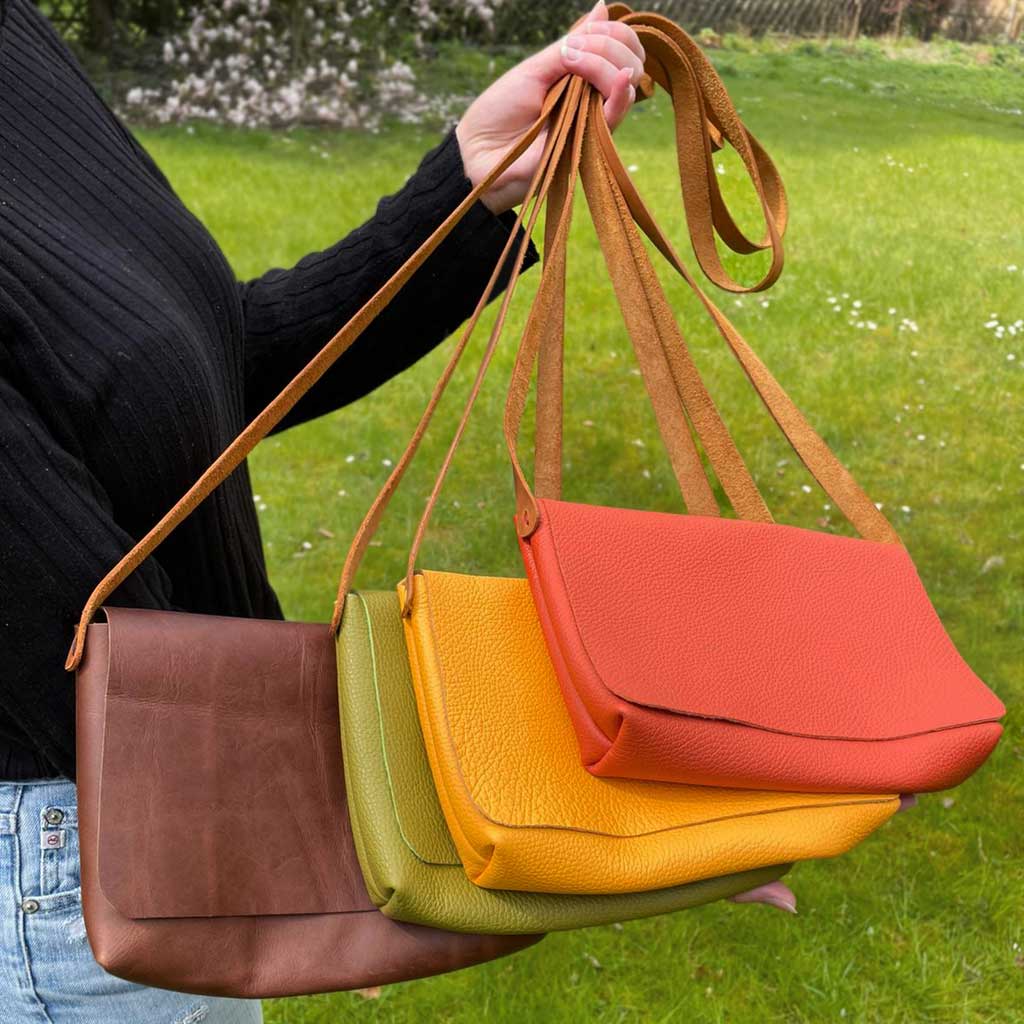 Umhaengetasche Leder Crossbody bag braun vintage, orange terracotta, gelb und grün. Handgefertigte kleine Schultertasche mit Deckel.