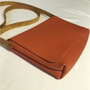 Crossbody bag terracotta blutorange matt mit Narbung / grober Struktur. Handgefertigte kleine Schultertasche mit Deckel.