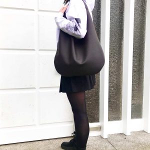 Hobo Bag braun dunkelbraune Schultertasche für Damen. Große Ledertasche Shopper aus genarbtem Rindsleder. Minimalistische Tasche für jeden Tag.