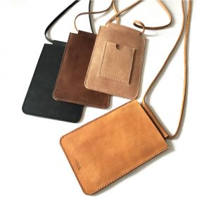 Handytasche zum umhängen aus Leder mit Karten Geld Fach in schwarz, braun, cognac, beige, dunkelblau navy, grau vintage. Minimalistische Handy Ledertasche aus dickem robusten Leder handgefertigt in Deutschland.