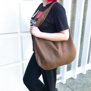 Ledertasche braun vintage Hobo Bag gross mit Henkel. Tasche aus geschliffenen Rindsleder, nubuk weich. Tasche für jeden Tag, Maße mittig 36cm hoch 47cm breit. Die Gesamthöhe inkl. Henkel, auf einem Haken hängend, ist ca. 70cm. Handgefertigte Schultertasche für Damen.