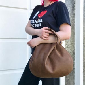 Ledertasche braun vintage Hobo Bag gross mit Henkel. Tasche aus geschliffenen Rindsleder, nubuk weich. Tasche für jeden Tag, Maße mittig 36cm hoch 47cm breit. Die Gesamthöhe inkl. Henkel, auf einem Haken hängend, ist ca. 70cm. Handgefertigte Schultertasche für Damen.