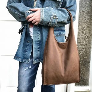 Handtasche vintage Leder braun mit zwei langen Henkeln auch als Schultertasche. Weiche Ledertasche nubuk Haptik, mittelgroße Damen Ledertasche handgefertigt. Tasche für jeden Tag schlicht minimalistisch, robust.