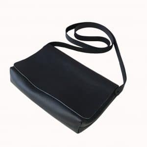Umhaengetasche Leder Crossbody bag schwarz. Handgefertigte kleine Schultertasche mit Deckel und Druckknopf. Mit oder ohne Innenfach bestellbar.