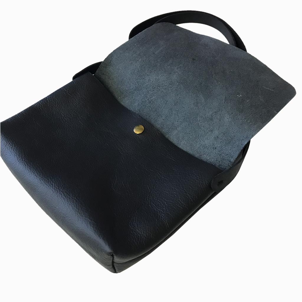 Umhaengetasche Leder Crossbody bag schwarz. Handgefertigte kleine Schultertasche mit Deckel und Druckknopf.
