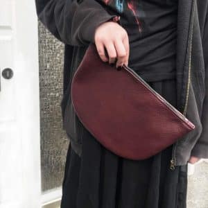 Leder Clutch für Damen mit Reißverschluss und Lederbändchen, große Kosmetiktasche, Innentasche bordeaux oxblood, circa 21x31cm. Halbkreisförmige Clutch aus Büffelleder. Passend als herausnehmbare Innentasche für große Hobo Bags, Shopper und Schultertaschen.
