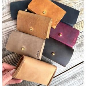 Kartenetui Leder Visitenkarten Etui für Damen und Herren mit Deckel und Messing-Knopf für viele EC Karten, Geld oder Schlüssel. Mini Geldbörse handgenäht, ca. 11x7x1,5 cm groß. Personalisierung mit Prägung möglich. Etui aus dickem Leder, robust. In schwarz, braun, cognac, grau, magenta lila, beige hellbraun, curry, blau mit vintage Charakter.