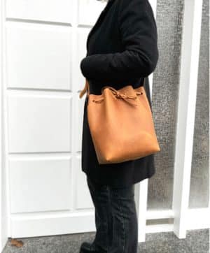 Bucket bag Leder Beuteltasche cognac braun große Beuteltasche mit Zug. Beliebte Damentasche für jeden Tag, robust, minimalistisch und schick. Praktische Größe und verstellbarer Schulterriemen. Handgenähte cognacfarbene Umhängetasche. Optional mit einem Schlüsselband. Auf Wunsch personalisieren wir diese Tasche mit Initialen oder Namen.