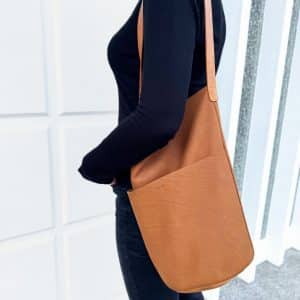 Eimertasche aus weichem Leder in cognac-braun, Beuteltasche Bucket bag mit rundem Boden Durchmesser ca. 21cm. Taschenhöhe 38cm, Außenfach 24cm hoch, Henkel 68cm. Optionen ohne Verschluss oder mit Druckknöpfen. Innen ein Schlüsselband mit Karabiner.