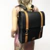 Lederrucksack schwarz gross für Herren und Damen. Minimalistisches Design. Handgefertigt und minimalistisch gestaltet. Mit cocnac farbenen Elemente. Auf Wunsch ton-in-ton möglich und Personalisierung/Prägung. Praktischer Begleiter auf Reisen, zur Arbeit, zum Sport, eine gute Geschenkidee für alle.