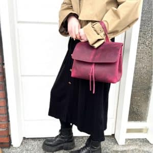 Ledertasche mit Klappe bordeaux lila vintage als Umhängetasche und Handtasche mit Henkel. Mittelgroße Damentasche mit Zugband. Handgenähte Ledertasche mit einem Innenfach aus Leder und abnehmbarem crossbody Riemen.